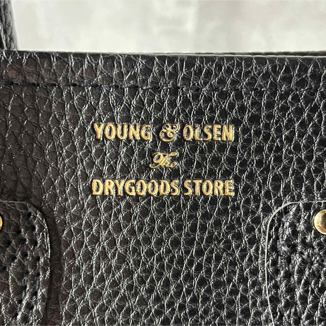 YOUNG&OLSEN(ヤングアンドオルセン)の専用品YOUNG&OLSEN レザー シボ革ブラック トートバッグムック本 レディースのバッグ(トートバッグ)の商品写真