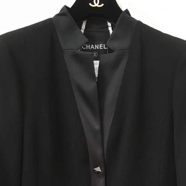 CHANEL(シャネル)の超美品)シャネル ピラミッド釦Jkt. ウールxシルクサテン レディースのジャケット/アウター(ノーカラージャケット)の商品写真