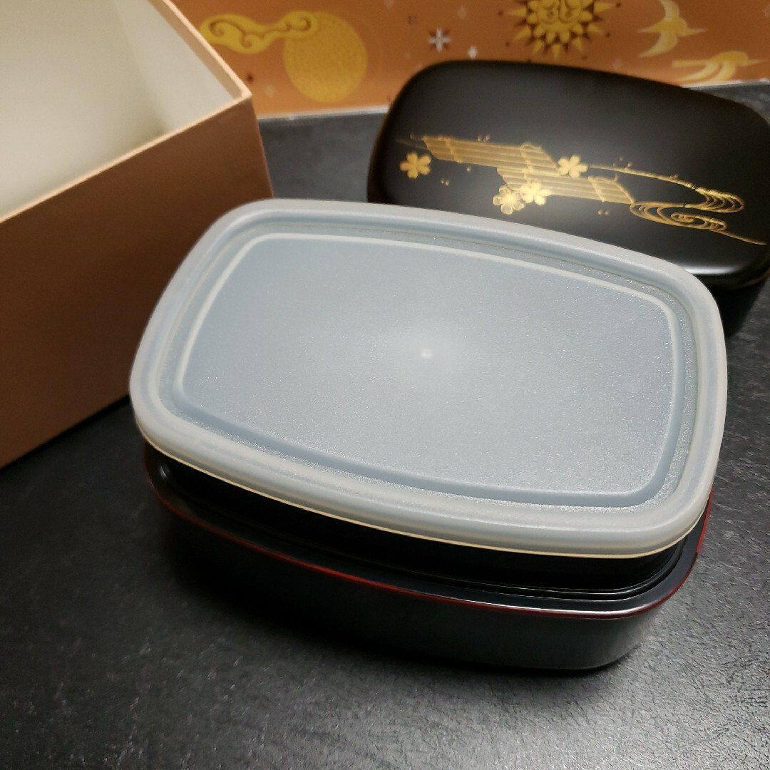 塗り風/小判型の二段弁当箱  (花筏) インテリア/住まい/日用品のキッチン/食器(弁当用品)の商品写真