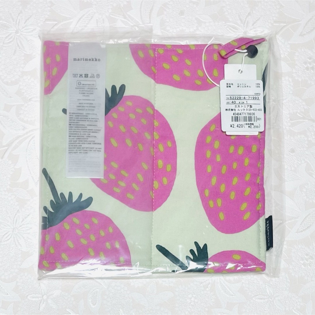 marimekko(マリメッコ)のmarimekko マリメッコ イチゴ ミトン＆ポットホルダー  新品 インテリア/住まい/日用品のキッチン/食器(収納/キッチン雑貨)の商品写真