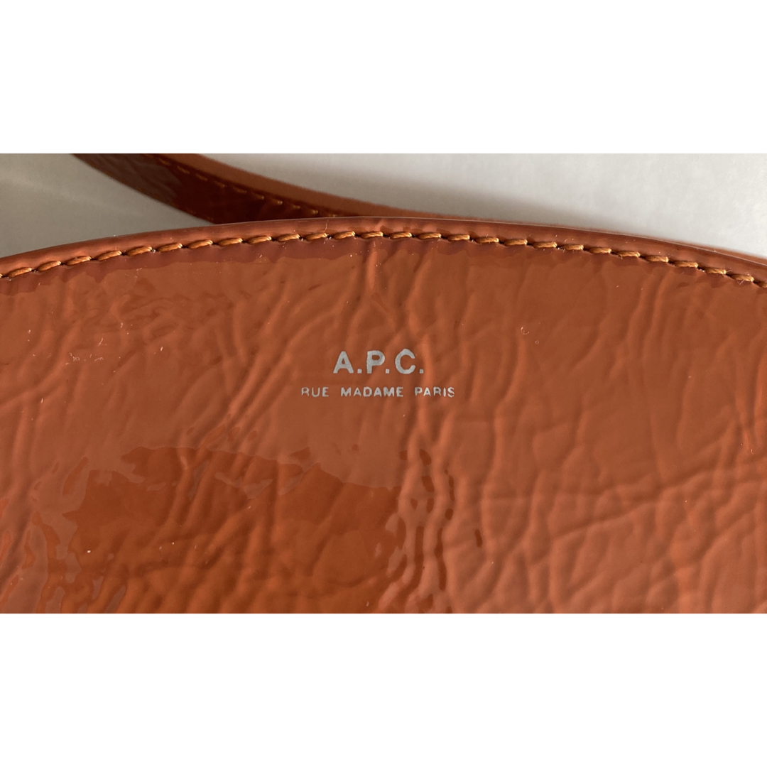 A.P.C(アーペーセー)のA.P.C. アーペーセー オレンジ ハーフムーン ショルダー レディースのバッグ(ショルダーバッグ)の商品写真