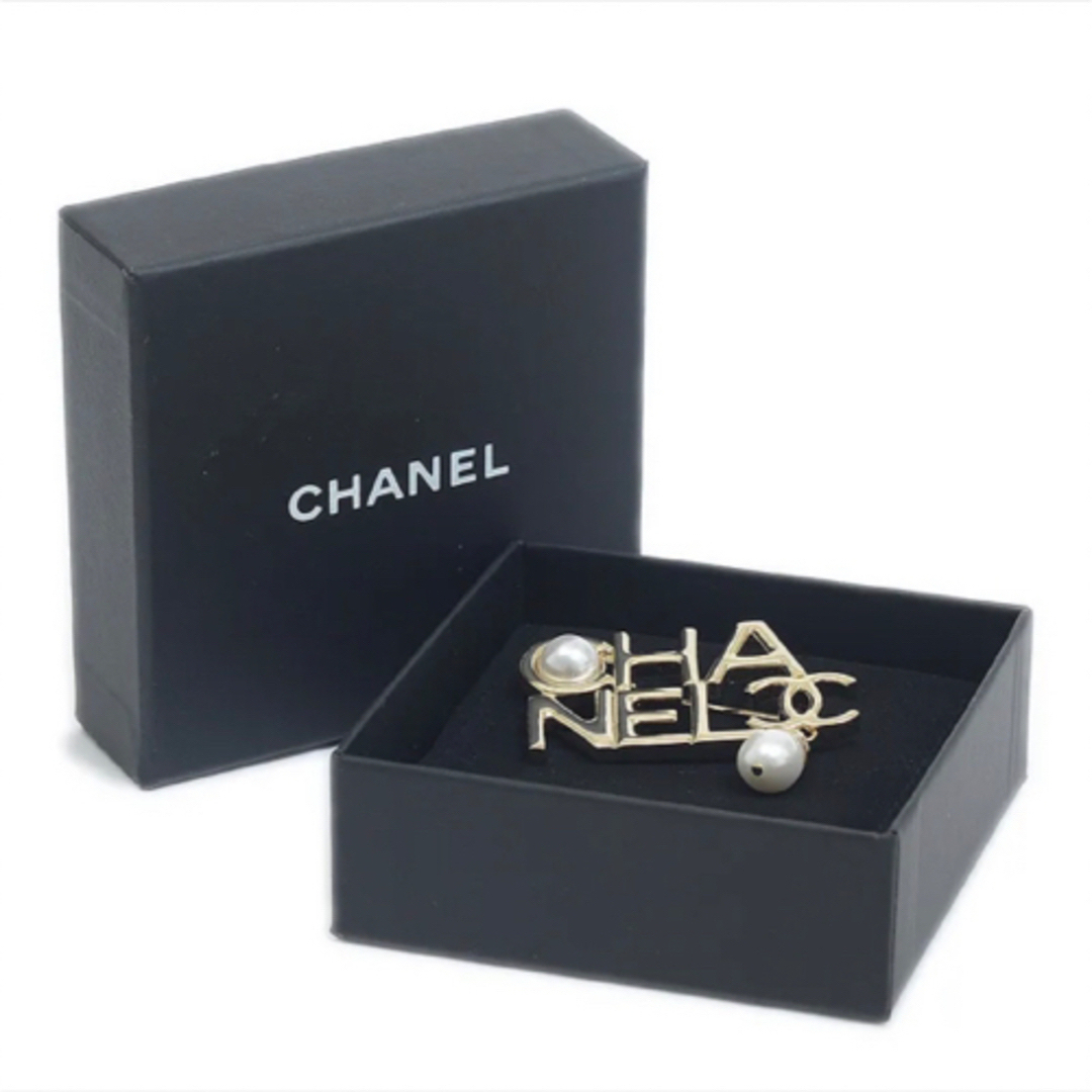 CHANEL(シャネル)の【新品】CHANEL シャネル ブローチ ロゴ パール ゴールド レディースのアクセサリー(ブローチ/コサージュ)の商品写真