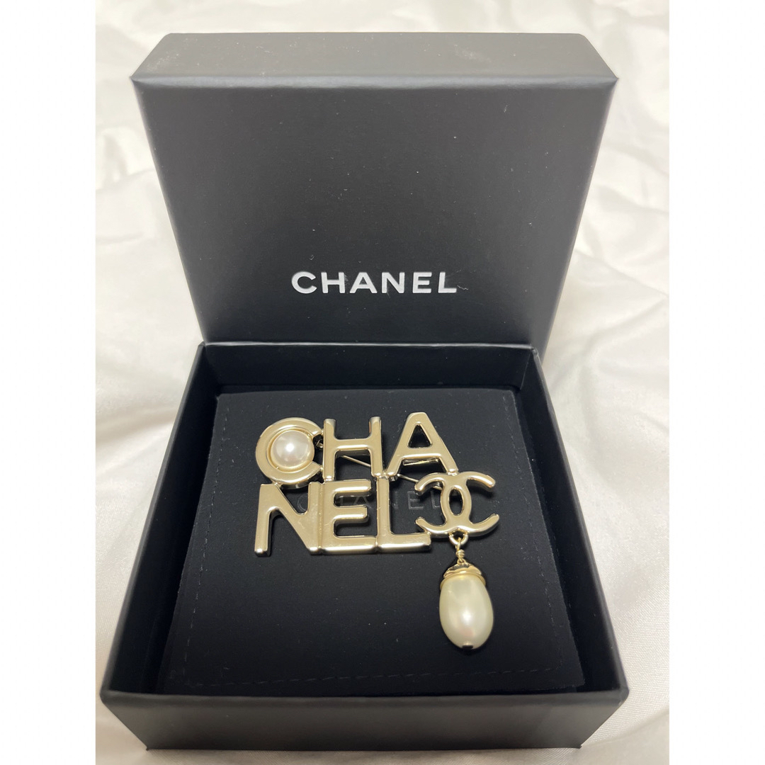 CHANEL(シャネル)の【新品】CHANEL シャネル ブローチ ロゴ パール ゴールド レディースのアクセサリー(ブローチ/コサージュ)の商品写真