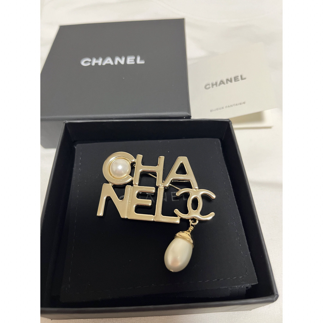 CHANEL(シャネル)の【新品】CHANEL シャネル ブローチ ロゴ パール ゴールド レディースのアクセサリー(ブローチ/コサージュ)の商品写真