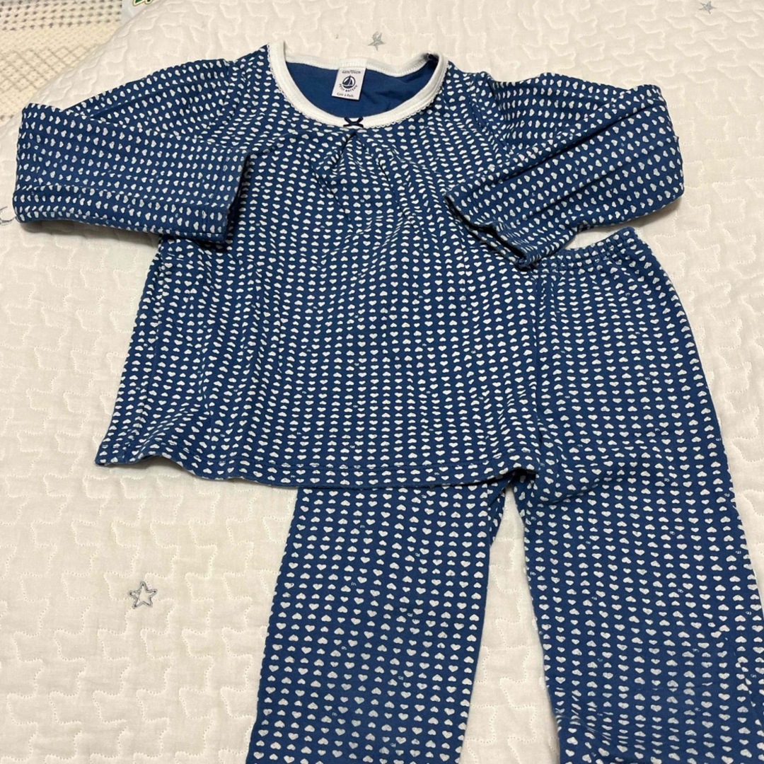 PETIT BATEAU(プチバトー)の【美品】PETIT BATEAU ハート柄パジャマ 4ans キッズ/ベビー/マタニティのキッズ服女の子用(90cm~)(パジャマ)の商品写真