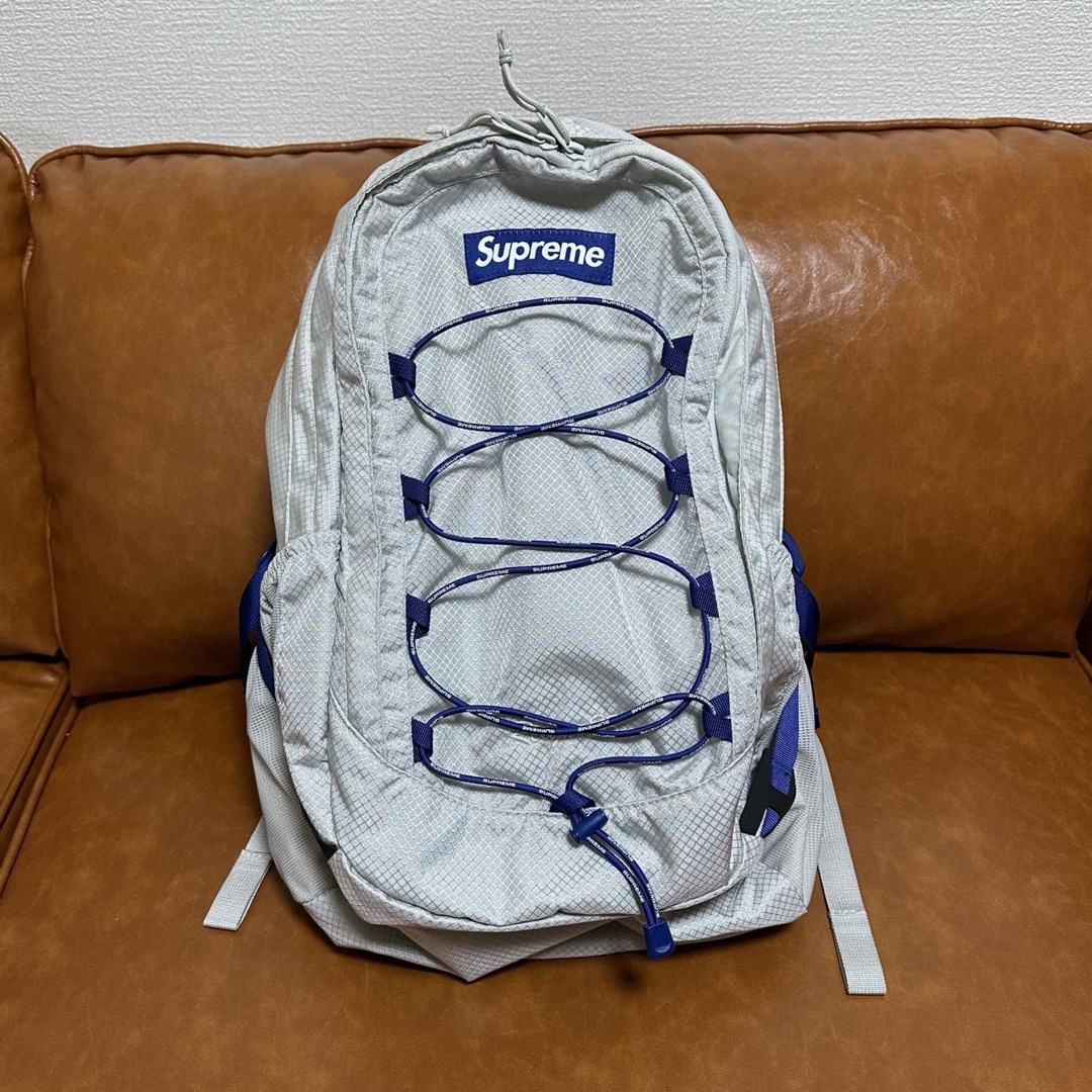 Supreme(シュプリーム)の22SS Supreme Backpack シルバー 青 白 美品 メンズのバッグ(バッグパック/リュック)の商品写真