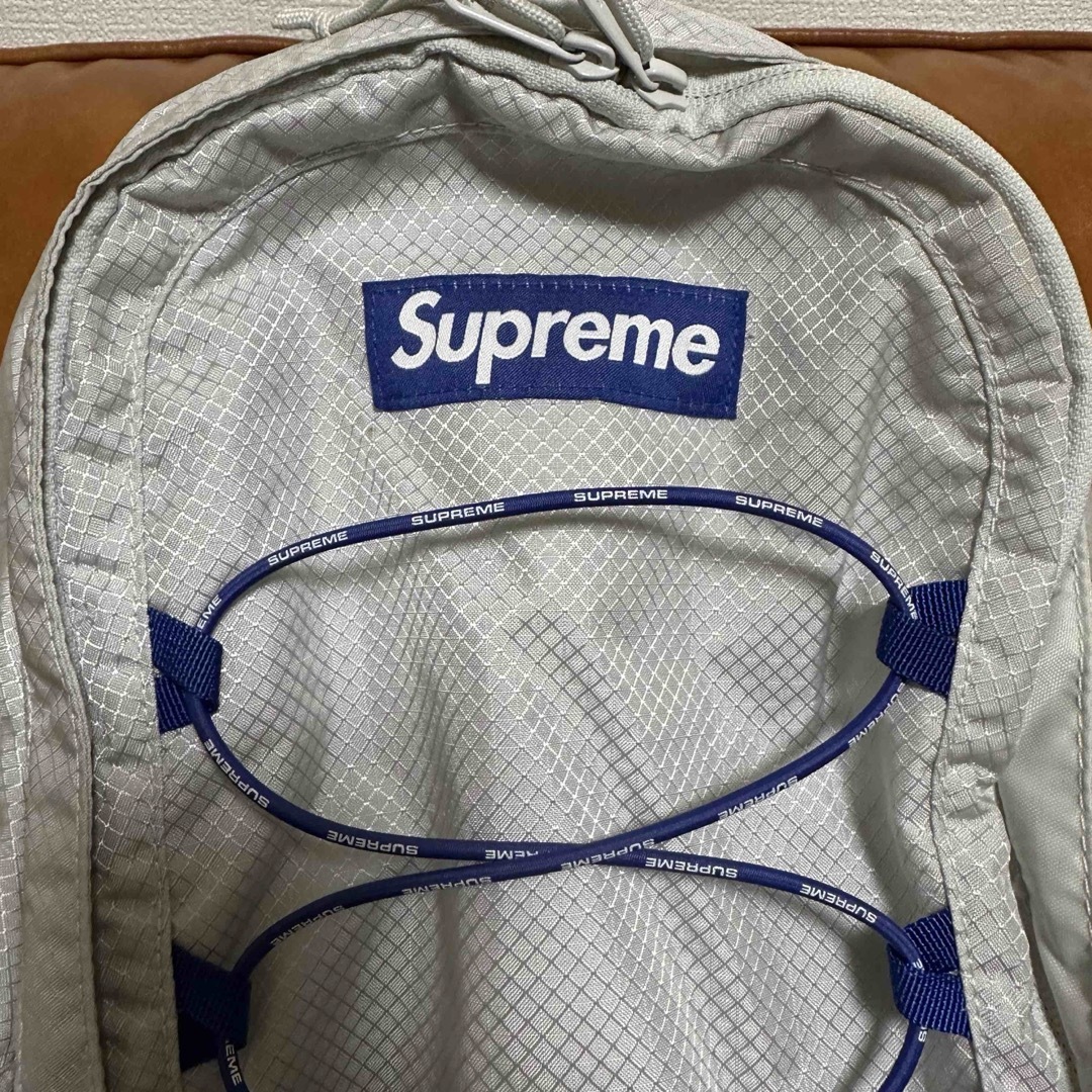 Supreme(シュプリーム)の22SS Supreme Backpack シルバー 青 白 美品 メンズのバッグ(バッグパック/リュック)の商品写真