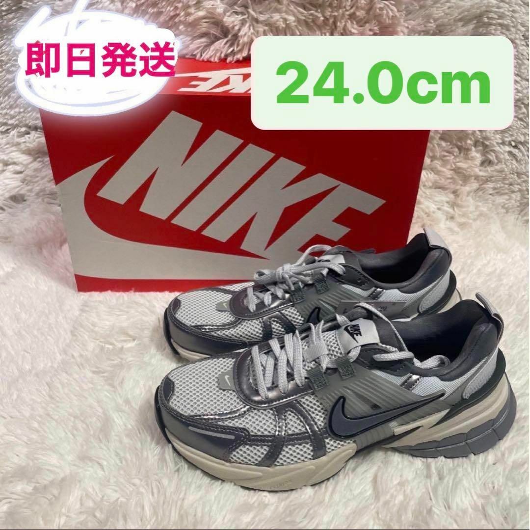 NIKE(ナイキ)のずっと真夜中でいいのに。ACAね着用 NIKE V2K RUN 24.0cm レディースの靴/シューズ(スニーカー)の商品写真