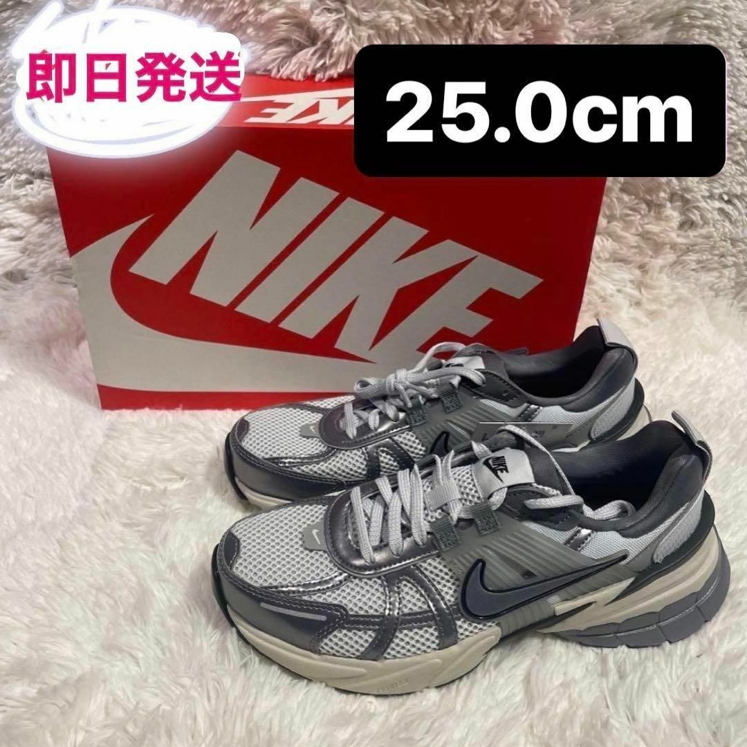 NIKE(ナイキ)のずっと真夜中でいいのに。ACAね着用 NIKE V2K RUN 25.0cm レディースの靴/シューズ(スニーカー)の商品写真