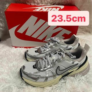 ナイキ(NIKE)のずっと真夜中でいいのに。ACAね着用 NIKE V2K RUN 23.5cm(スニーカー)