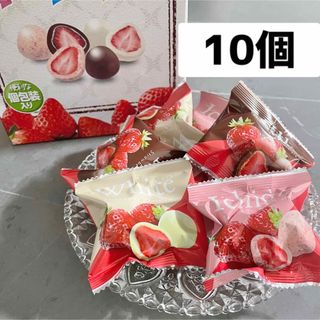 コストコ(コストコ)のコストコ　苺まるごとチョコ　高級チョコレート　フリーズドライ　いちご　プレゼント(菓子/デザート)