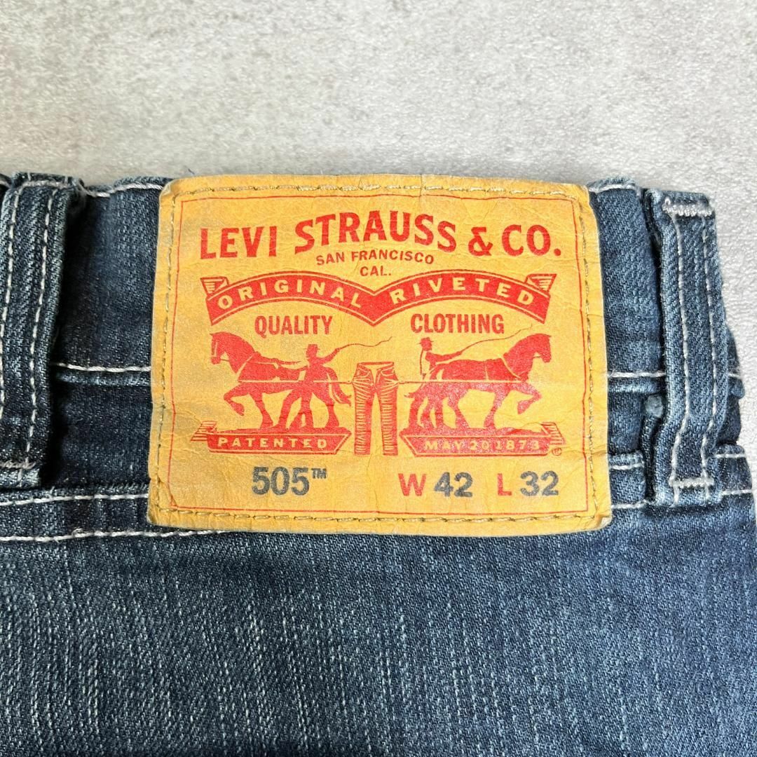 Levi's(リーバイス)のリーバイス505　デニムパンツ　テーパード　古着　インディゴブルー　濃紺　W42 メンズのパンツ(デニム/ジーンズ)の商品写真