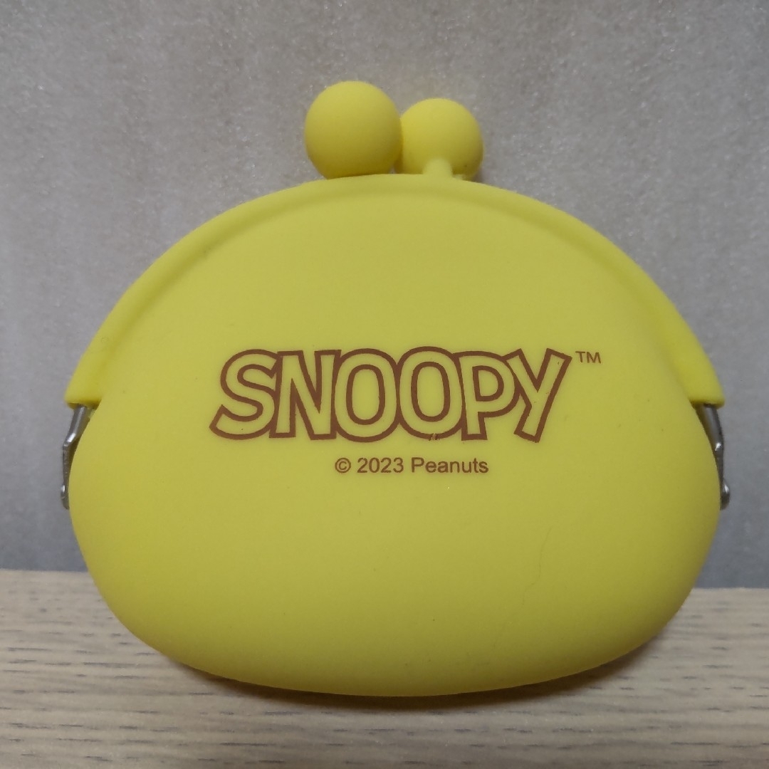 SNOOPY(スヌーピー)のSNOOPY シリコン がま口/イエロー エンタメ/ホビーのおもちゃ/ぬいぐるみ(キャラクターグッズ)の商品写真