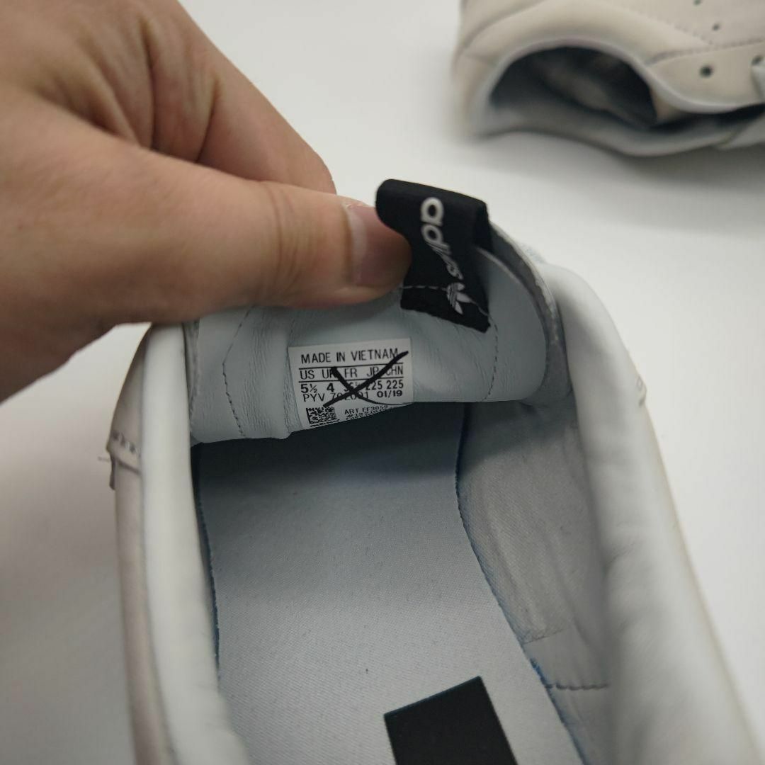 adidas(アディダス)の【訳あり新品】adidas EF3059 22.5cm レディースの靴/シューズ(スニーカー)の商品写真