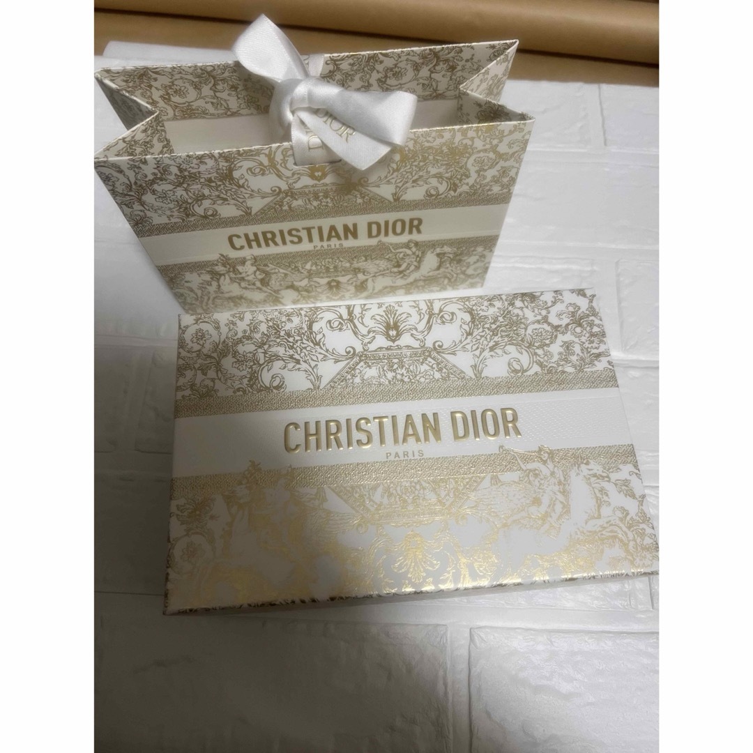Christian Dior(クリスチャンディオール)のDior2023ホリデー限定デザインBOX クリスマス ゴールド 紙箱 インテリア/住まい/日用品のオフィス用品(ラッピング/包装)の商品写真