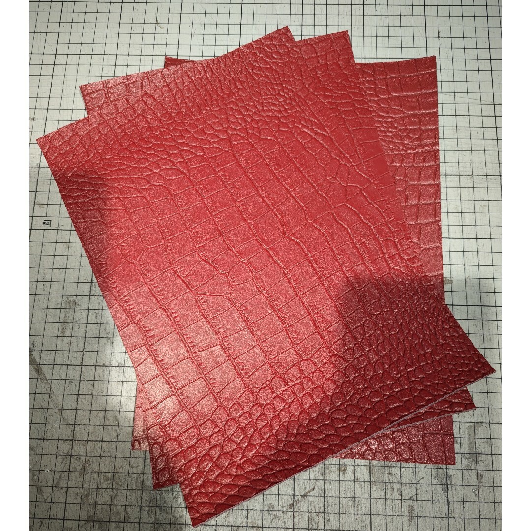 ヘビータンニン　クロコ型押し A4　レッド　3枚セット ハンドメイドの素材/材料(生地/糸)の商品写真