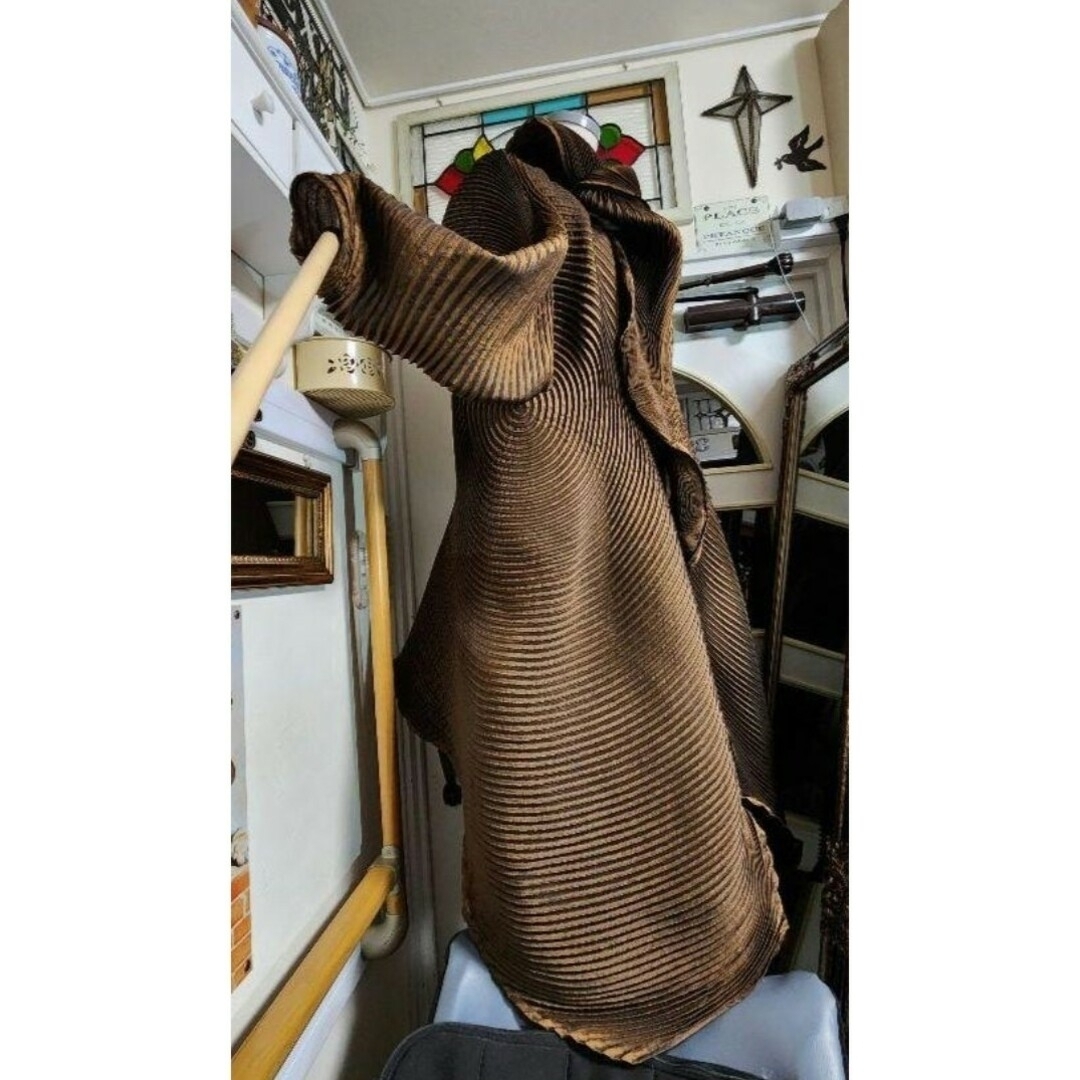 ISSEY MIYAKE(イッセイミヤケ)の美品　イッセイミヤケ　ISSEY MIYAKE　3Dスチーム　コート　羽織り レディースのジャケット/アウター(ロングコート)の商品写真