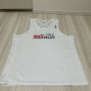 ツータイムズユー(2XU)の2XU SGRUN2018 ランニングタンクトップ Mサイズ(トレーニング用品)