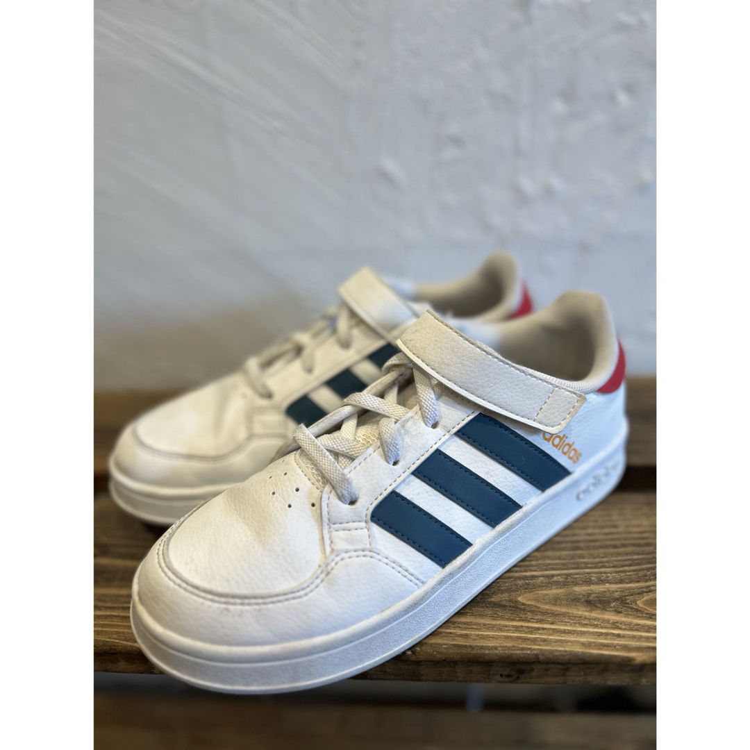 adidas(アディダス)のアディダススニーカー21.5 キッズ/ベビー/マタニティのキッズ靴/シューズ(15cm~)(スニーカー)の商品写真