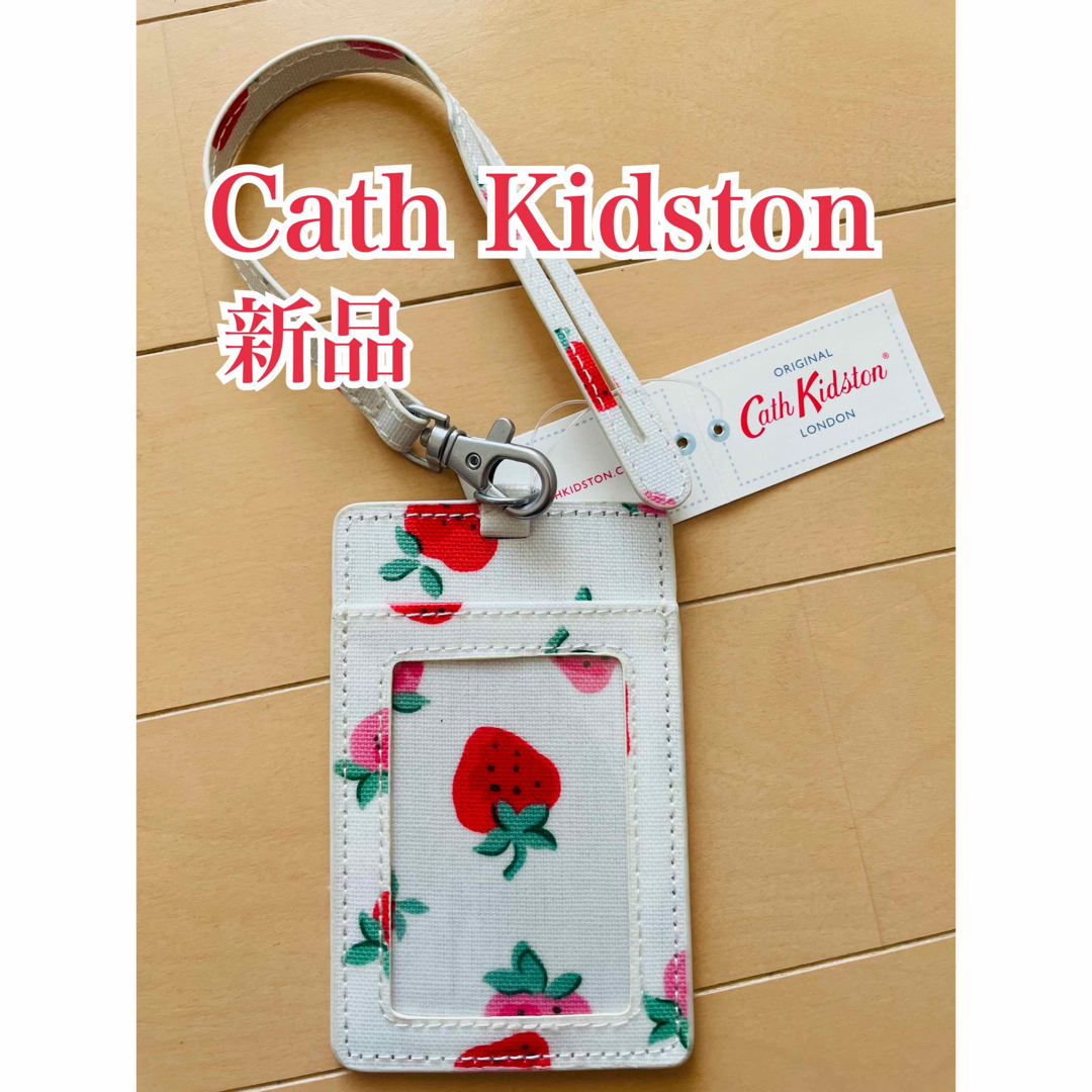 Cath Kidston(キャスキッドソン)の新品　キャスキッドソン  パスケース　いちご　ストロベリー 定期入れ レディースのファッション小物(名刺入れ/定期入れ)の商品写真