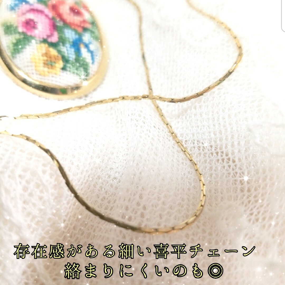 Lochie(ロキエ)のヴィンテージ オーストリア プチポワン 薔薇 刺繍 大ぶり ゴールド ネックレス レディースのアクセサリー(ネックレス)の商品写真