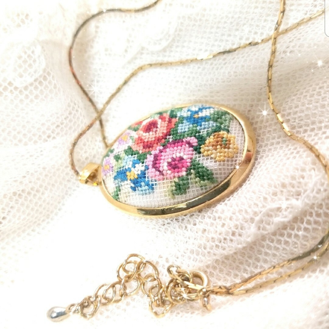 Lochie(ロキエ)のヴィンテージ オーストリア プチポワン 薔薇 刺繍 大ぶり ゴールド ネックレス レディースのアクセサリー(ネックレス)の商品写真