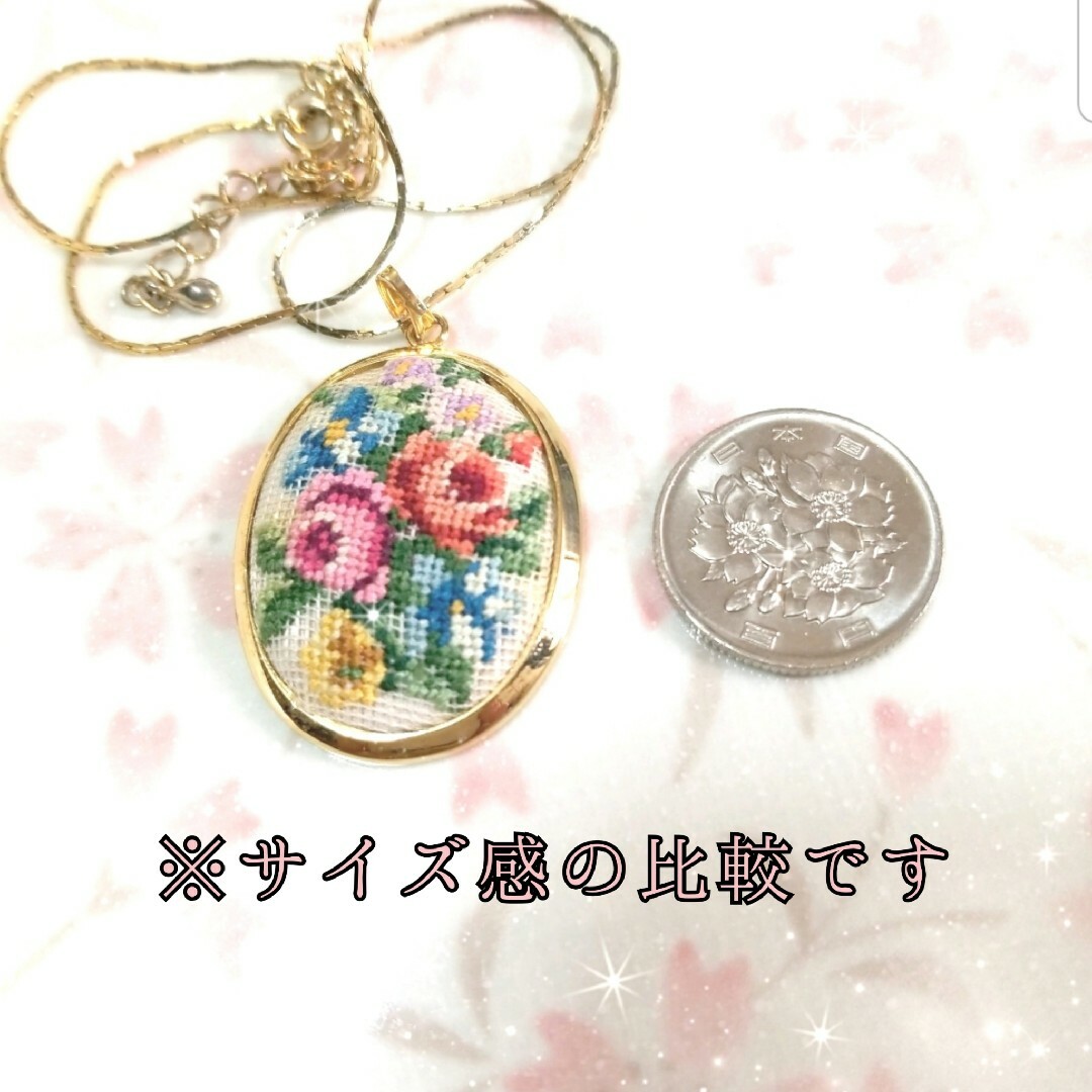 Lochie(ロキエ)のヴィンテージ オーストリア プチポワン 薔薇 刺繍 大ぶり ゴールド ネックレス レディースのアクセサリー(ネックレス)の商品写真