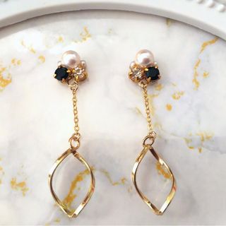 パールビジュー ホワイト×ひねりチャーム ピアス(ピアス)