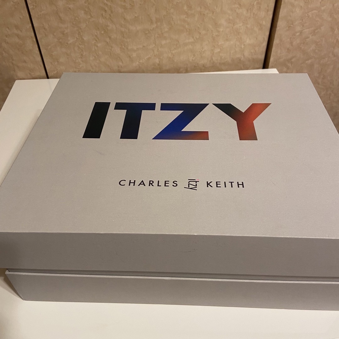 Charles and Keith(チャールズアンドキース)のitzy×CHARLES&KEITHコラボ ローファー新品未使用 レディースの靴/シューズ(ローファー/革靴)の商品写真