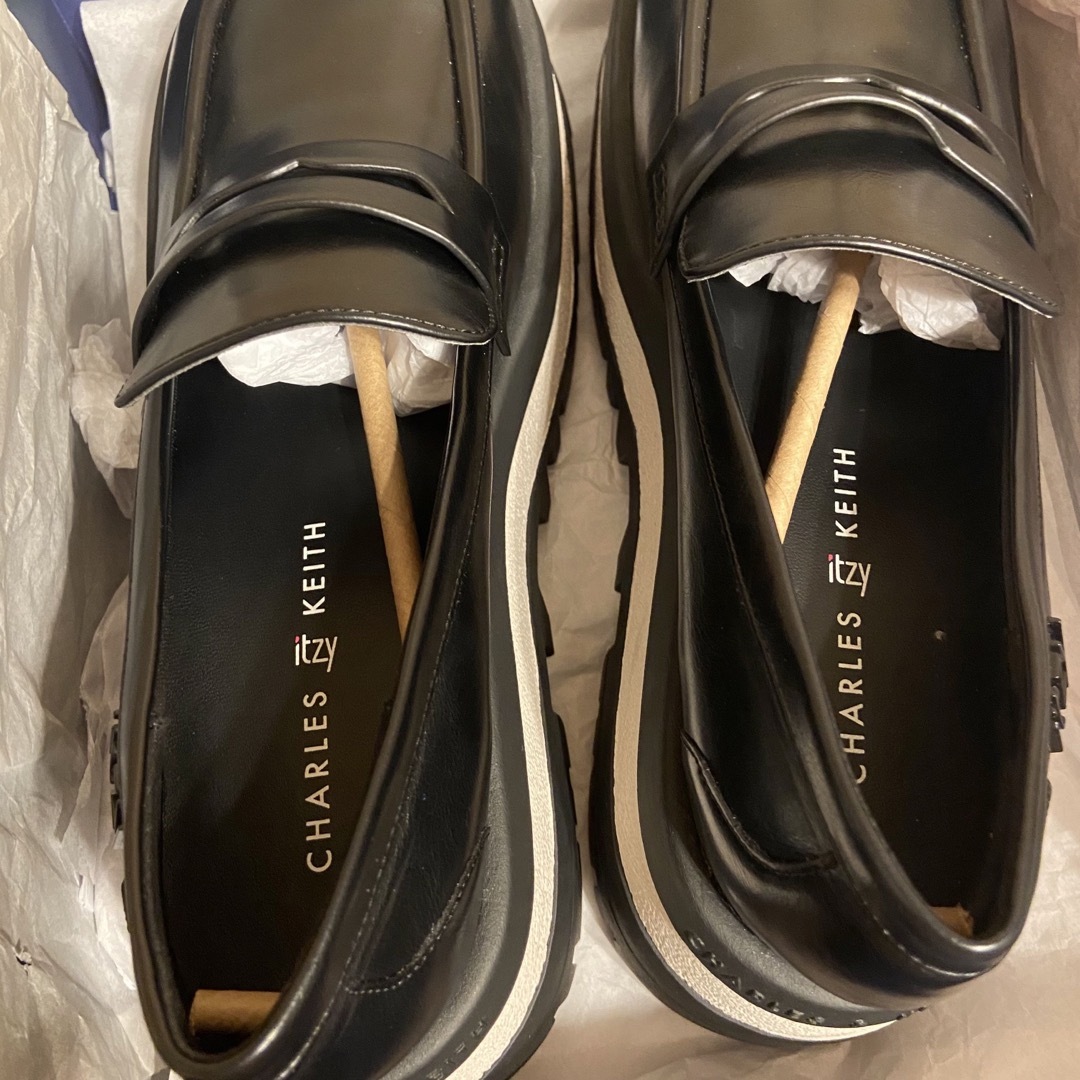 Charles and Keith(チャールズアンドキース)のitzy×CHARLES&KEITHコラボ ローファー新品未使用 レディースの靴/シューズ(ローファー/革靴)の商品写真