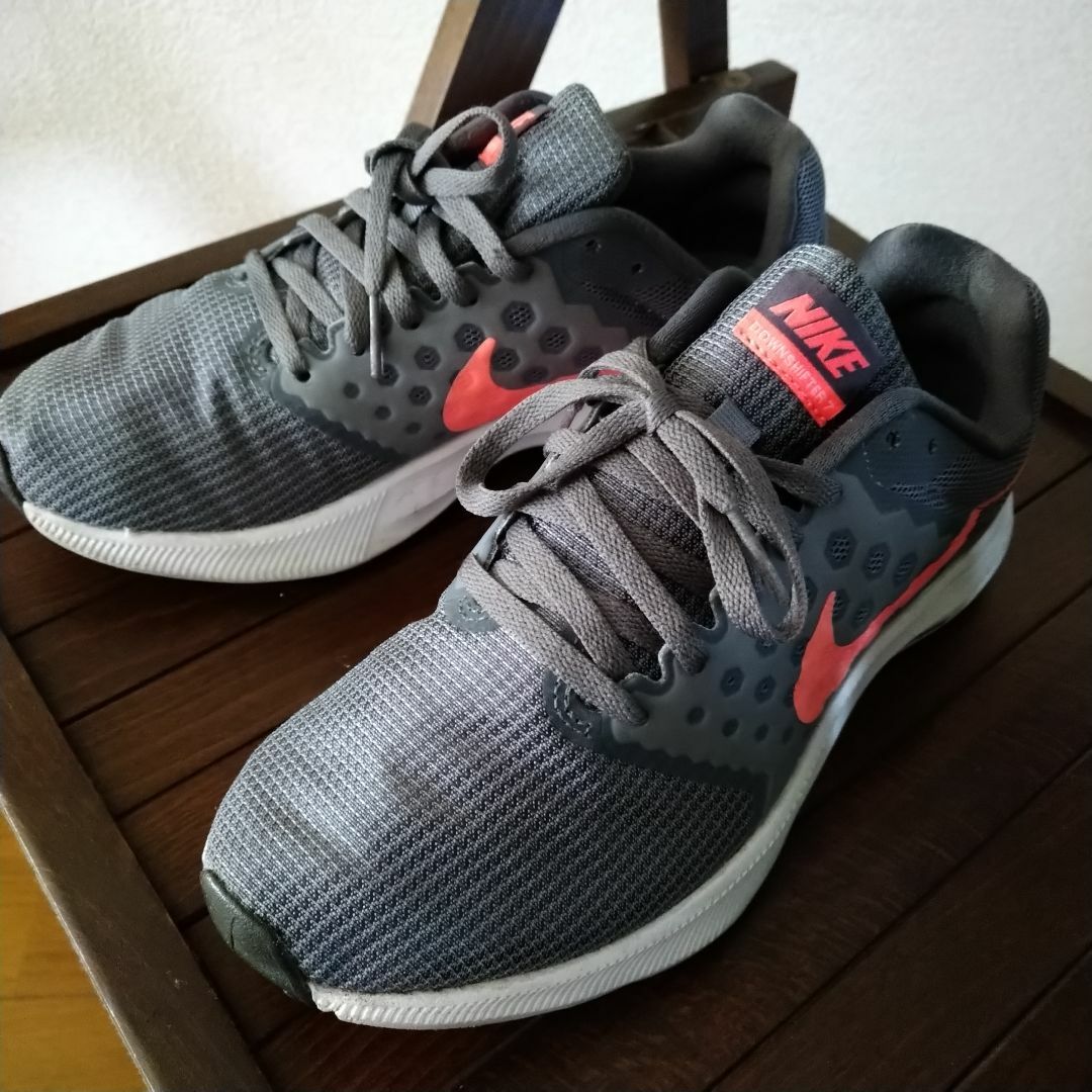 NIKE(ナイキ)の■NIKE／23.5cm スポーツ スニーカー（グレー） レディースの靴/シューズ(スニーカー)の商品写真