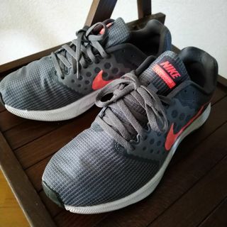 ナイキ(NIKE)の■NIKE／23.5cm スポーツ スニーカー（グレー）(スニーカー)