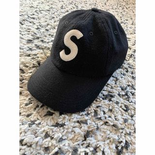 シュプリーム(Supreme)のsupreme Sロゴ　人気キャップ　黒　春　冬(キャップ)