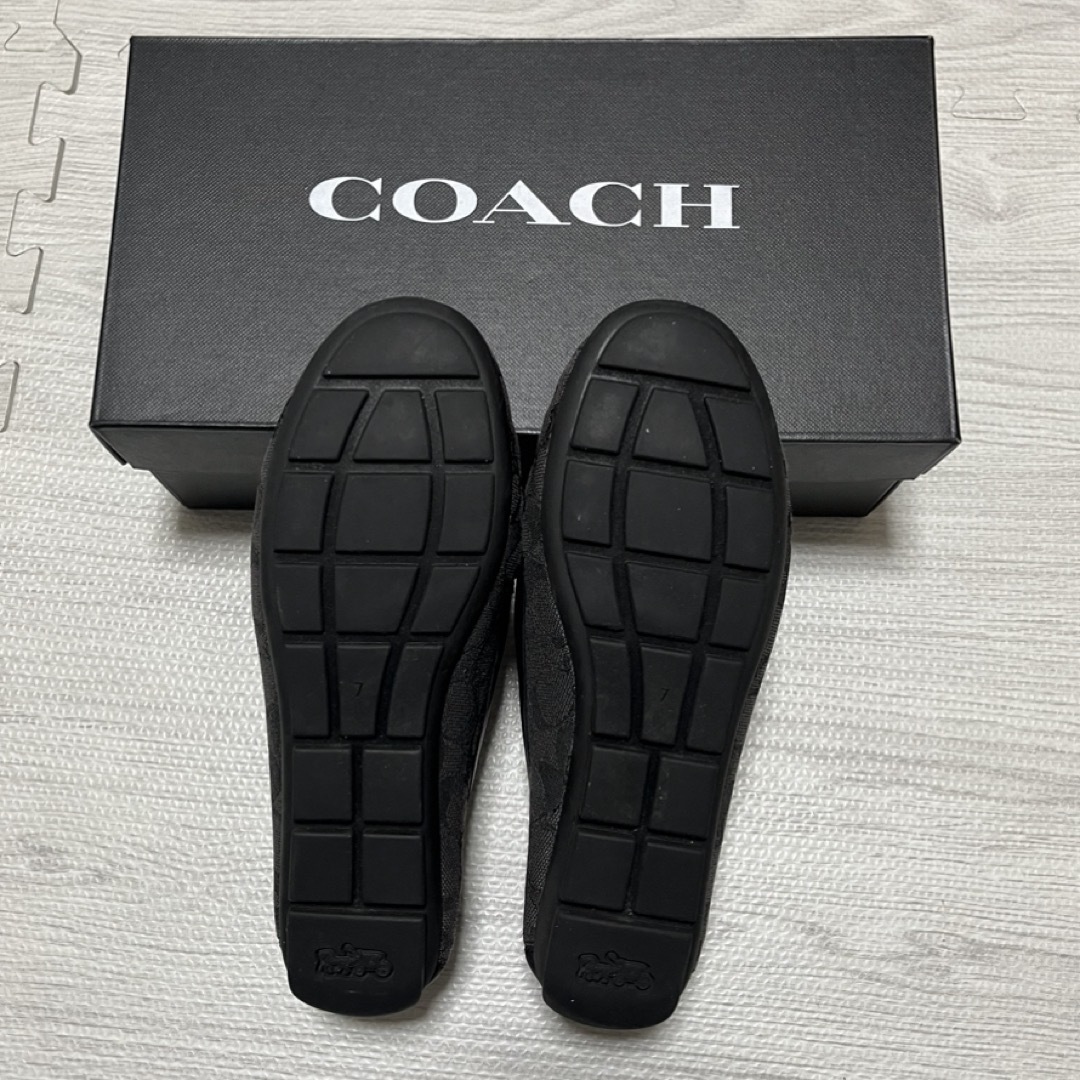 COACH(コーチ)のCOACH   【コーチ】　シグネチャーブラック　ローファー　スリッポン　美品 レディースの靴/シューズ(ローファー/革靴)の商品写真