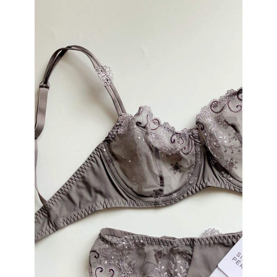 Simone Perele(シモーヌペレール)のD65+S/Simone Perele Delice シモーヌ ペレール　グレー レディースの下着/アンダーウェア(ブラ&ショーツセット)の商品写真