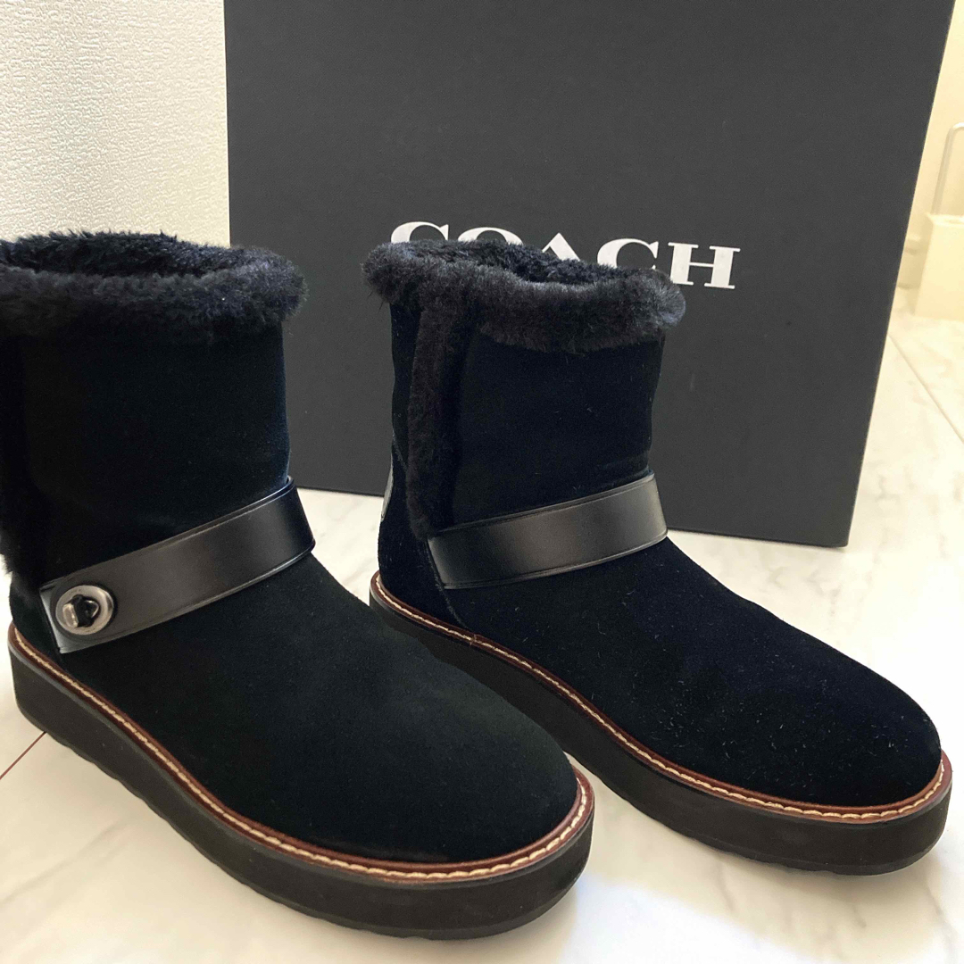 COACH(コーチ)の美品 COACH ファー ショート ムートンブーツ 黒 23.0 本革 レザー レディースの靴/シューズ(ブーツ)の商品写真