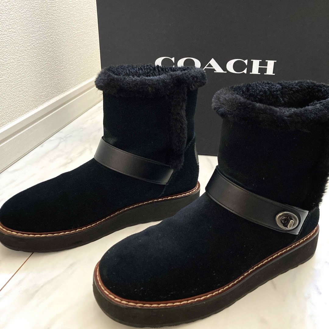 COACH(コーチ)の美品 COACH ファー ショート ムートンブーツ 黒 23.0 本革 レザー レディースの靴/シューズ(ブーツ)の商品写真