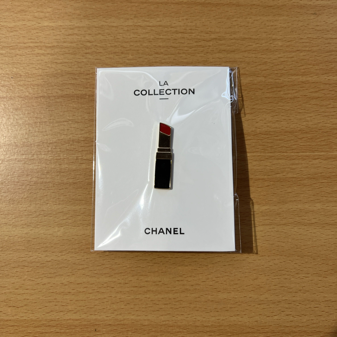 CHANEL(シャネル)のCHANEL リップスティックピンバッジ エンタメ/ホビーのコレクション(ノベルティグッズ)の商品写真