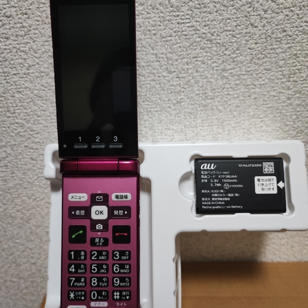 au(エーユー)のKYOCERA かんたんケータイ KYF38 ワインレッド スマホ/家電/カメラのスマートフォン/携帯電話(携帯電話本体)の商品写真