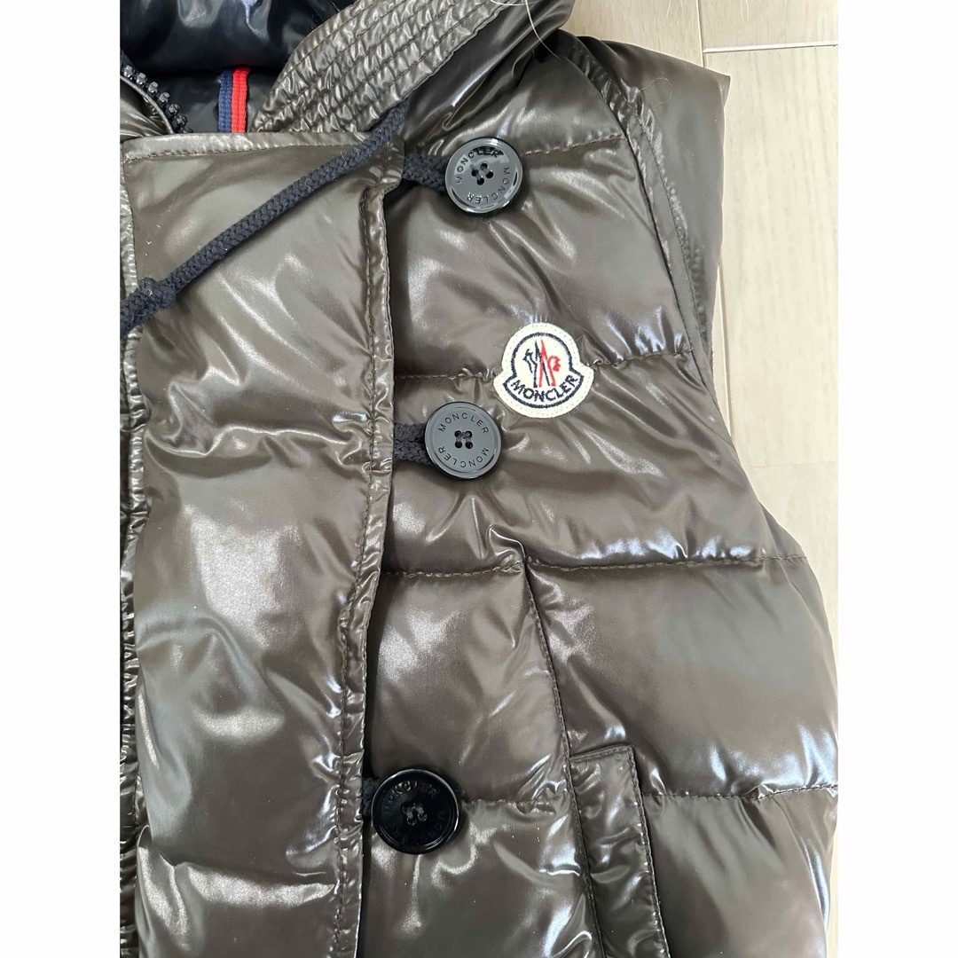 MONCLER(モンクレール)のMONCLER ダウンベスト ラクーンファー カーキ レディースのジャケット/アウター(ダウンベスト)の商品写真