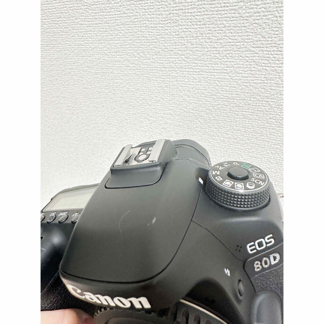 Canon(キヤノン)のCanon  EOS 80D  バッテリーグリップ　単焦点レンズ スマホ/家電/カメラのカメラ(デジタル一眼)の商品写真