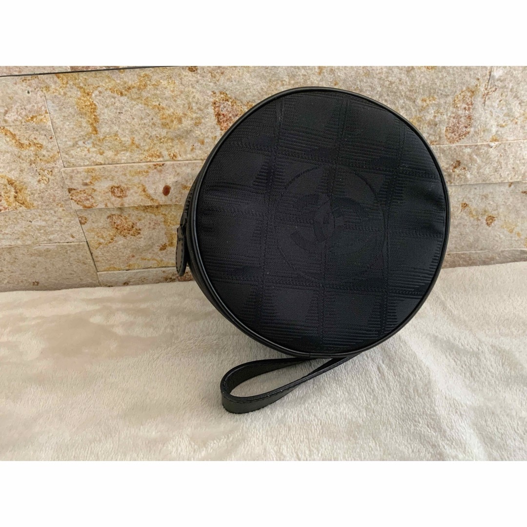 CHANEL - CHANELニュートラベルライン丸型ポーチ 黒ポーチ CHANEL - CHANELニュートラベルライン丸型ポーチ 黒ポーチ