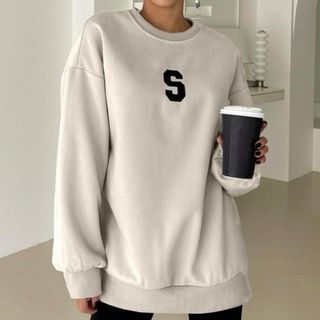 シーイン(SHEIN)の✴︎ドロップショルダー ロゴスウェット ベージュ✴︎(トレーナー/スウェット)