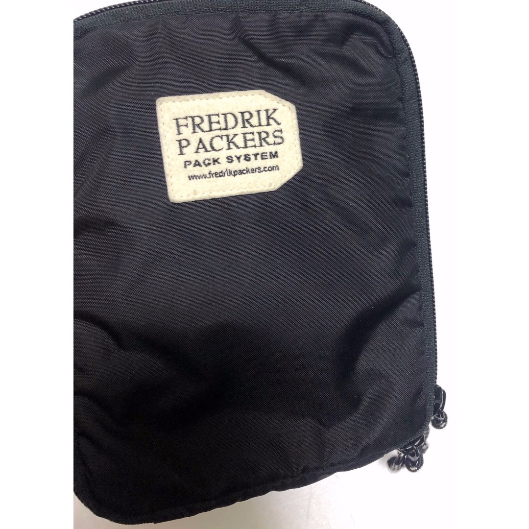 FREDRIK PACKERS(フレドリックパッカーズ)のフレドリックパッカーズ ミニポーチ　カード入れ 財布 ブラック 24020815 レディースのバッグ(ショルダーバッグ)の商品写真