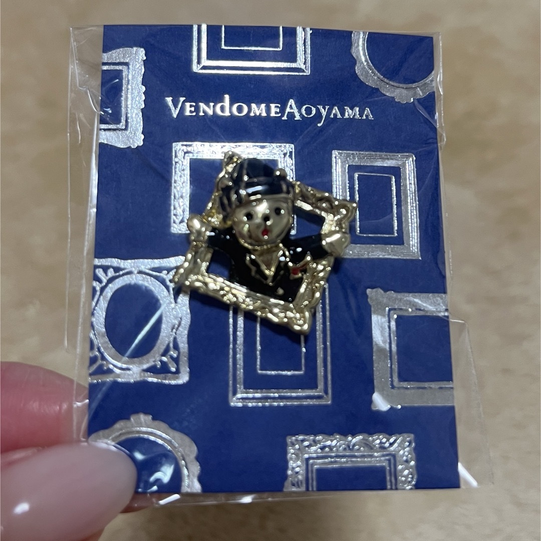 Vendome Aoyama(ヴァンドームアオヤマ)のヴァンドーム青山　くまのバッチ エンタメ/ホビーのアニメグッズ(バッジ/ピンバッジ)の商品写真