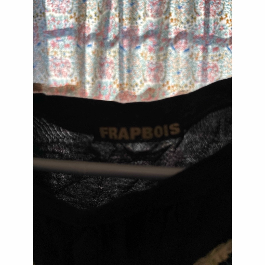 FRAPBOIS(フラボア)のフラボア　カットソー　トップス　黒　フリンジ レディースのトップス(Tシャツ(半袖/袖なし))の商品写真