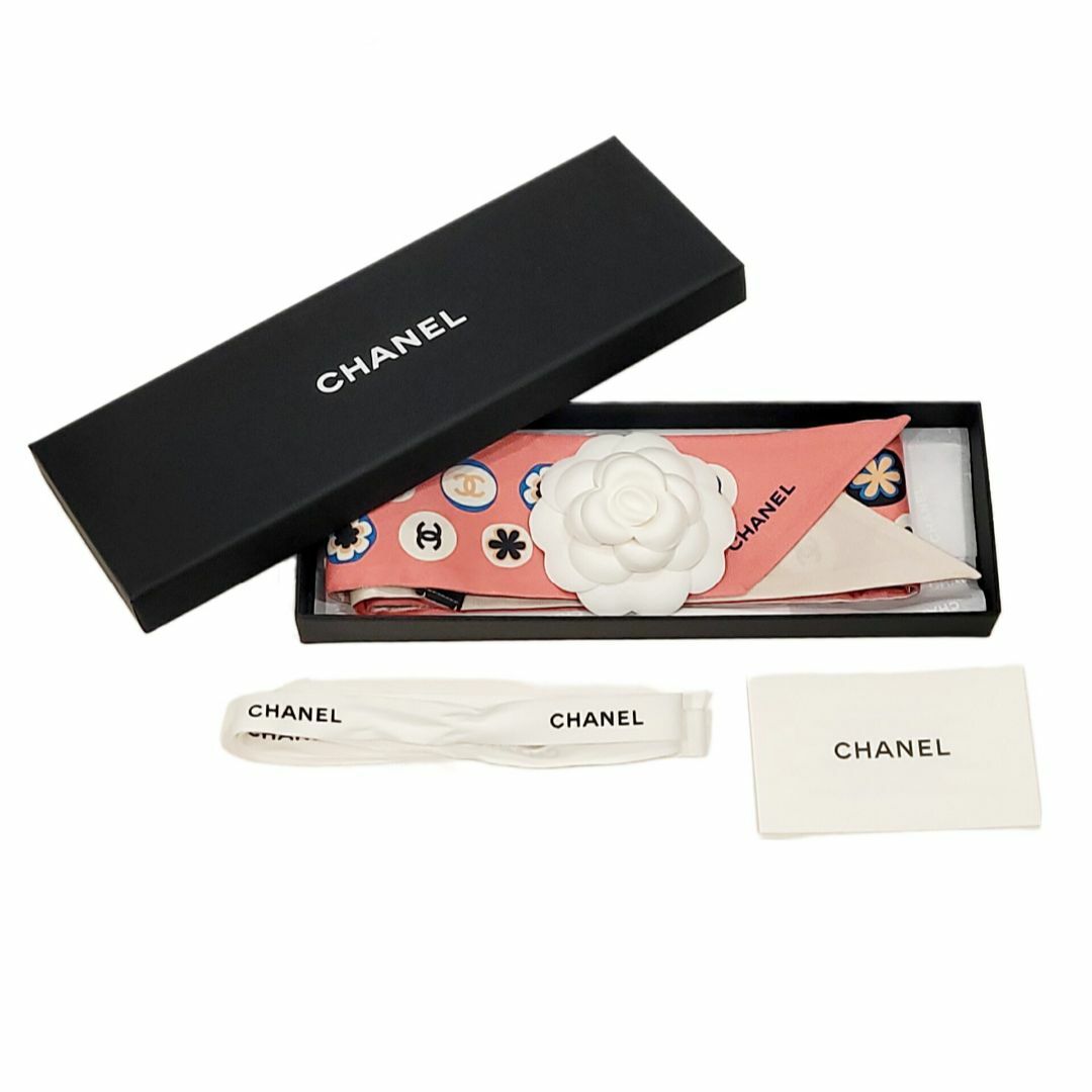 CHANEL(シャネル)のCHANEL　シャネル　ヘアバンド　ピンク　ベージュ　ミニスカーフ　シルクスカーフ 襟巻き　首巻き　ハンドル巻　小物　スカーフ　絹　レディース　メンズ　ユニセックス レディースのファッション小物(バンダナ/スカーフ)の商品写真