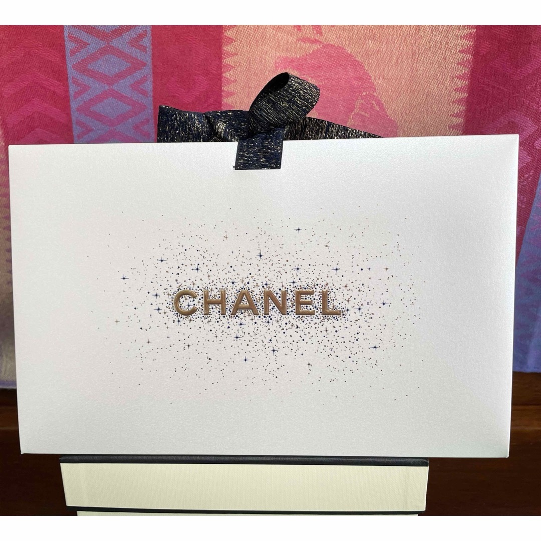 CHANEL(シャネル)のシャネル　2023 ホリデー☆チャーム☆ギフトボックス4枚☆クリーム.美容液7点 エンタメ/ホビーのコレクション(ノベルティグッズ)の商品写真