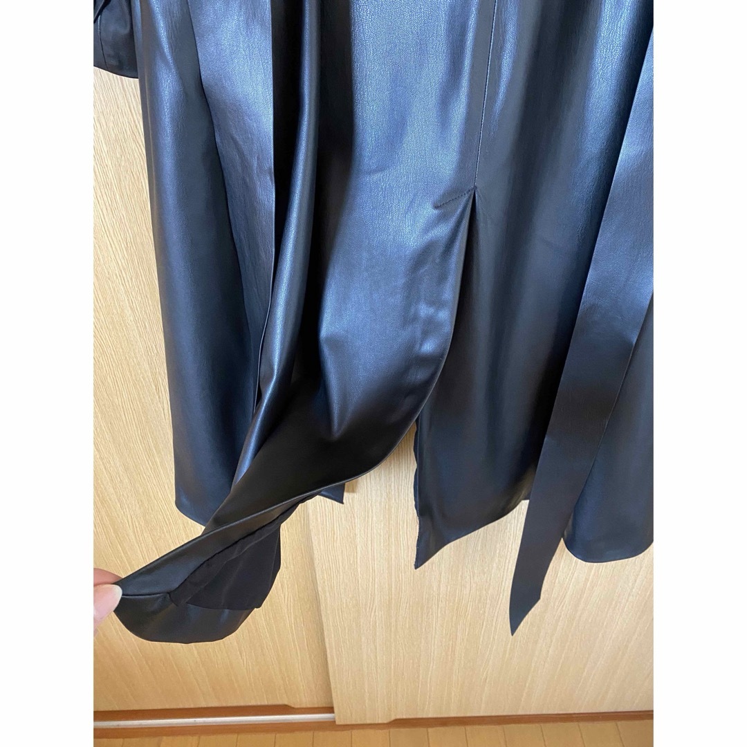 ZARA(ザラ)のZARA ベルト　フェイクレザー　トレンチコート S ブラック　黒 メンズのジャケット/アウター(トレンチコート)の商品写真