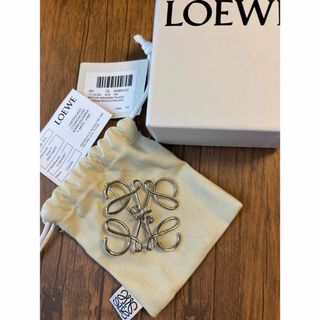 ロエベ(LOEWE)のロエベ LOEWE アナグラム ブローチ シルバー(ブローチ/コサージュ)